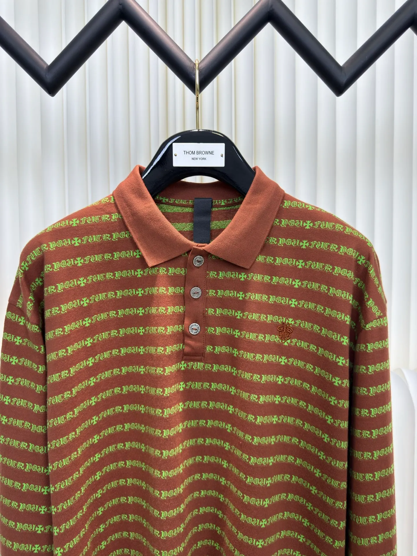P370 Chrome Hearts cross-stripe POLO long sleeves. The minimum ordering requirement is one thousand meters for yarn-dyed fabrics. The cost is expensive. The embroidery uses imported Tajima embroidery machines. The collar leather tag is made of imported lambskin. The hardware is made of real antique silver. The cost is extremely expensive. Size S M L